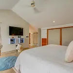 Stylish Luxe Penthouse - Exclusive Gated Community